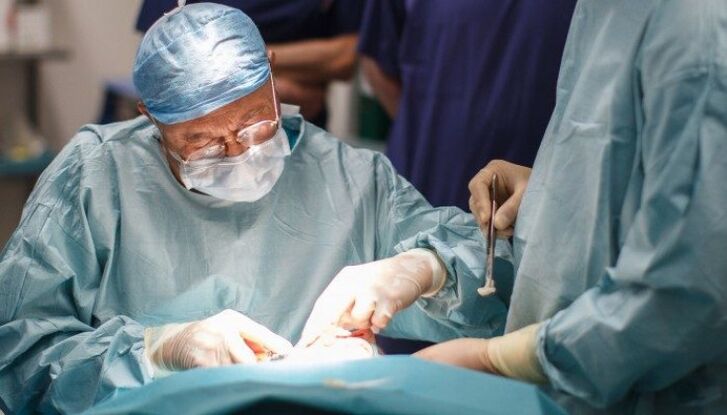 Surgery para alisin ang vitreous humor ng mata (vitrectomy)